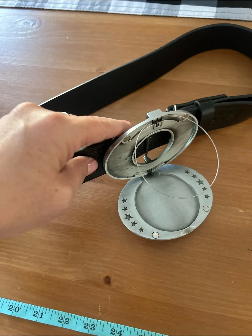 The beer buckle fold out beer holder belt